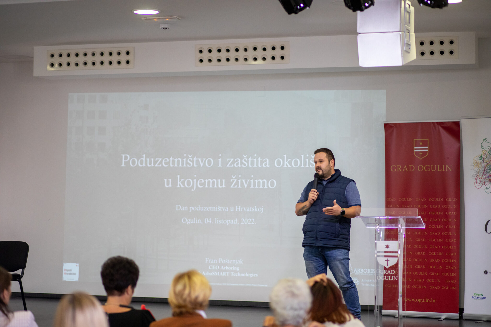 Fran Poštenjak govori na stručnom događanju u Ogulinu