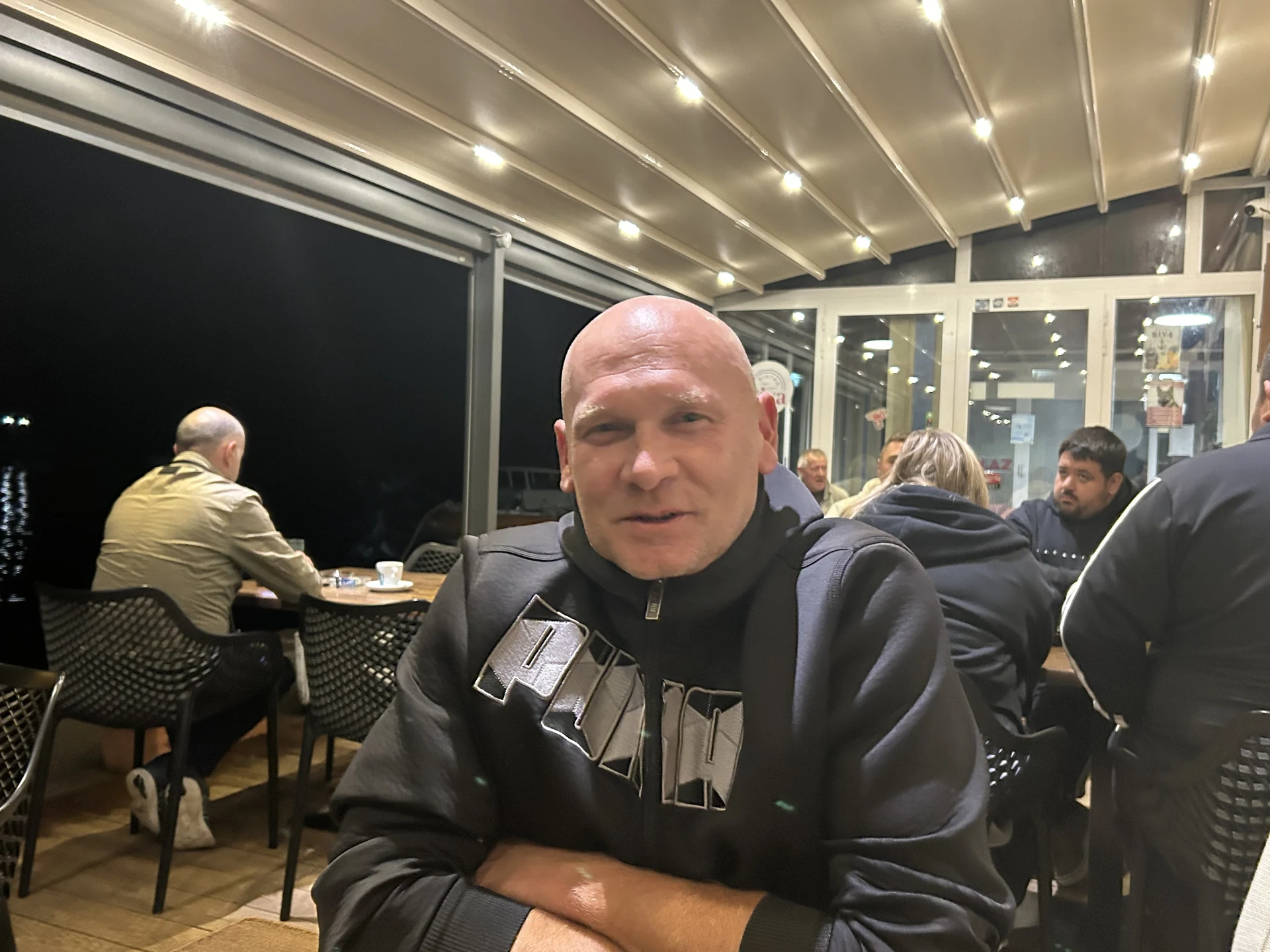 Portret Hrvoja Bezjaka u zasebnom kružnom okviru.