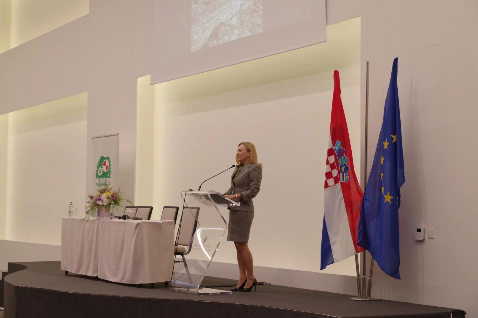Govornica za govornicom na pozornici.