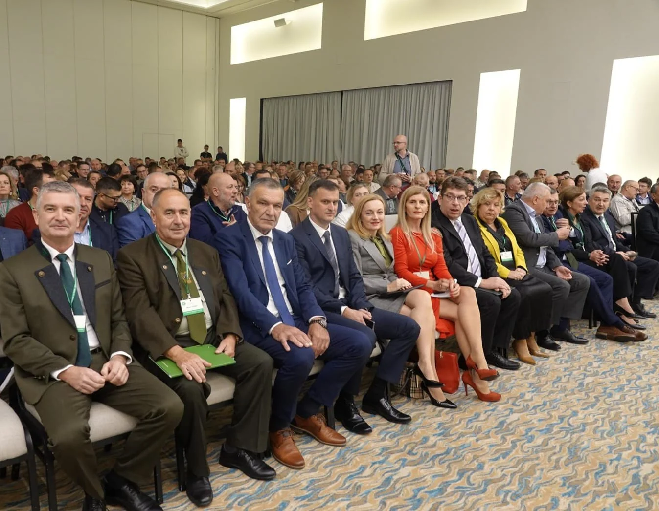 Sudionici konferencije sjede u prvim redovima dvorane.