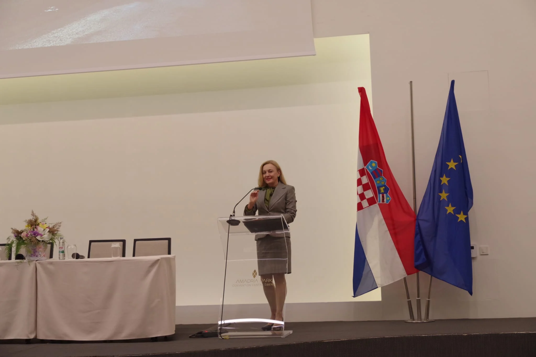 Pogled na govornicu uz hrvatsku i europsku zastavu.