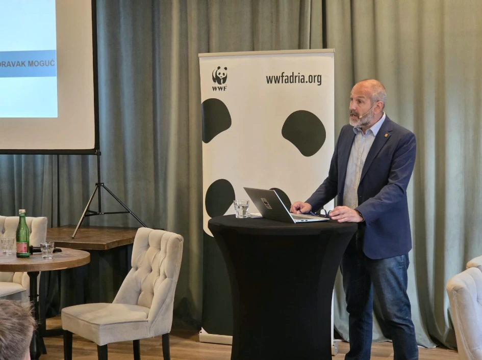 Govornik uz projekciju i oznaku WWF Adrije na predstavljanju rezultata u Zagrebu.